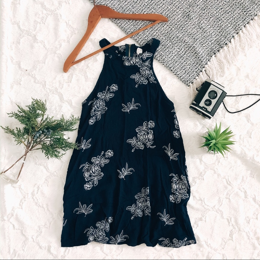 🌻mts brand embroidered halter style tank top